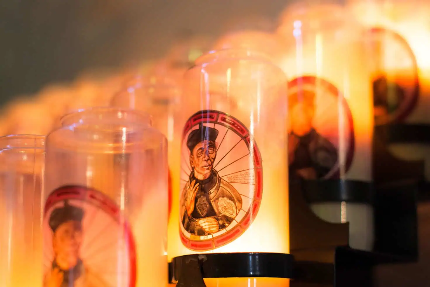 rij kaarsen in de kapel